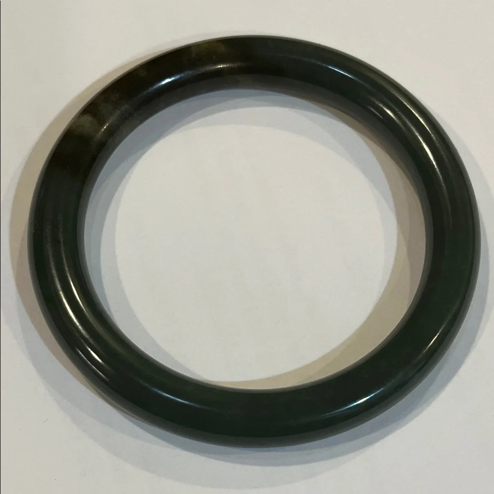 Elegant Jade Bangle - Picture 8 of 10